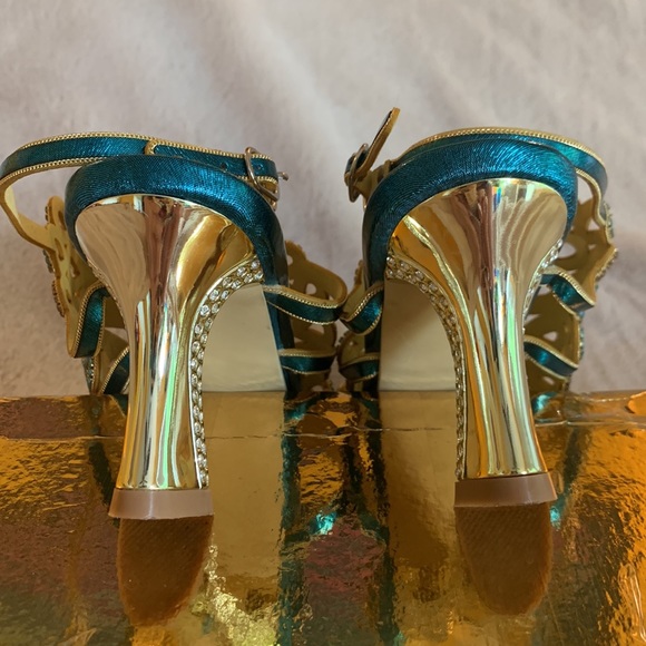 Sparkling crystal peacocks adorn these size 10, 3" heel sandals. 🦚 - Picture 3 of 4